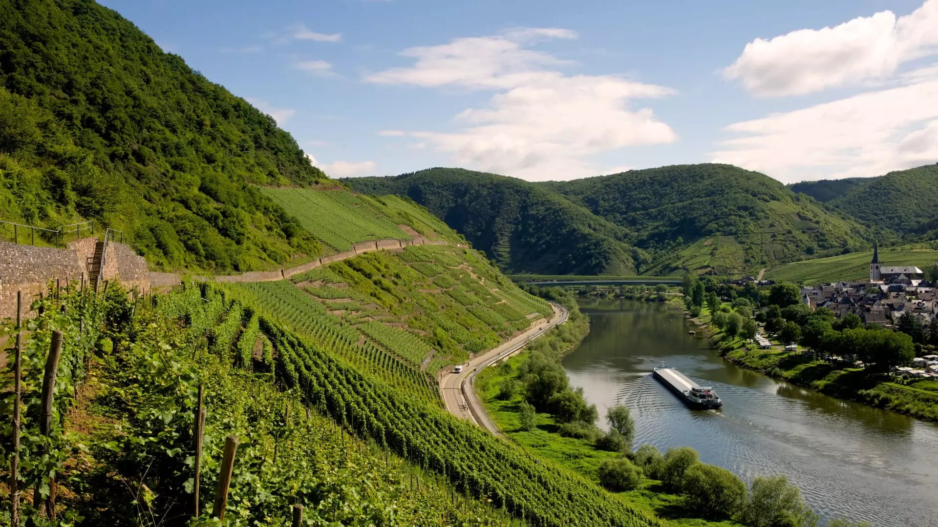 Wanderwege und Weinberge in der unberührten Natur der Eifel und am Moseltal